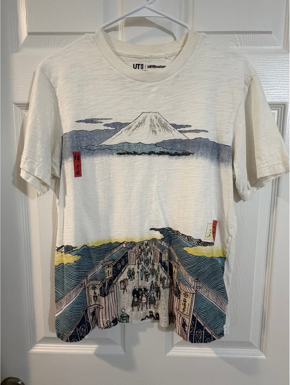 UT/Boston T-Shirt Mt. Fuji Japanese Art Print SZ MEDIUM UNIQLO ART STYLE